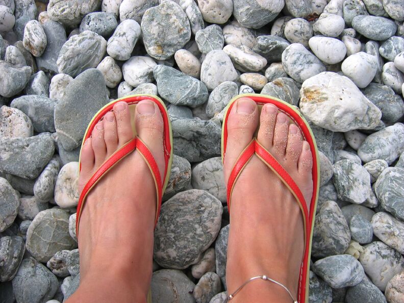 chůze v botách na pláži, aby se zabránilo plísním