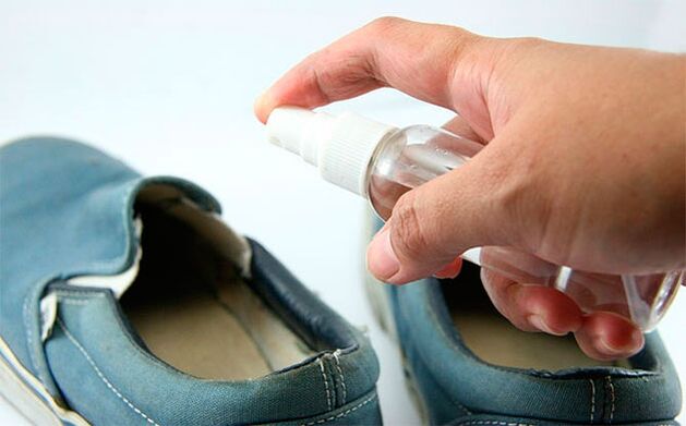 Během léčby houby je nutné ošetřit boty speciálním roztokem. 