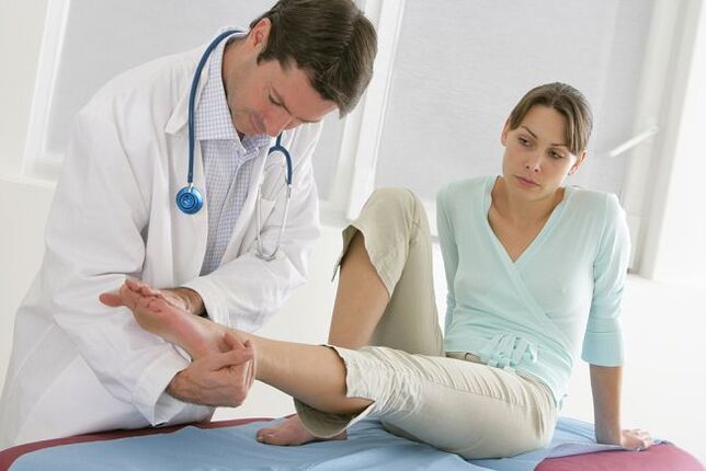 Pokud máte podezření na plíseň nehtů na nohou, měli byste být vyšetřeni lékařem. 